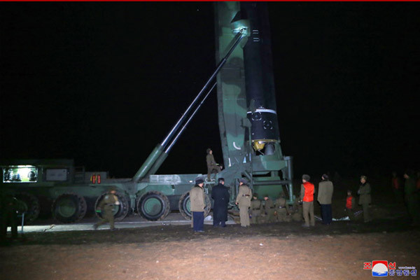 ▲ 北선전매체가 공개한 '화성-15형' 관련 사진 가운데 로켓엔진이 상세히 나오는 사진은 없다. ⓒ北선전매체 화면캡쳐.