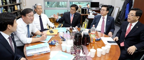 ▲ 더불어민주당, 자유한국당, 국민의당 원내대표와 정책위의장이 내년도 예산안 협상을 위해 1일 회동을 가졌다. ⓒ뉴시스 사진 DB