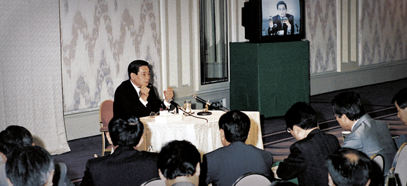 ▲ 지난 1993년 이건희 삼성 회장이 독일 프랑크푸르트에서 '신경영선언'을 하는 모습. ⓒ삼성전자