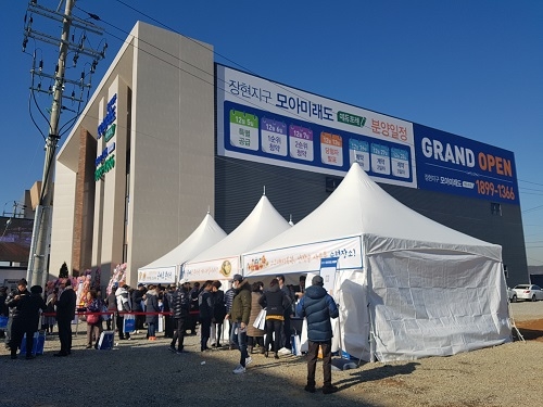 ▲ 장현지구 모아미래도 에듀포레 견본주택 전경. 이른아침부터 내방객들로 북새통을 이뤘다. =이보배 기자