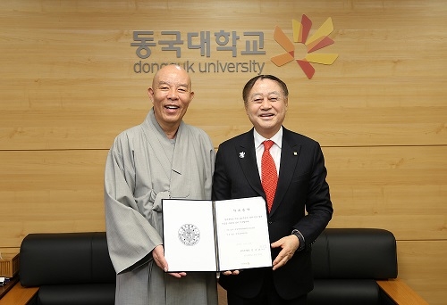 ▲ 지난달 30일 서울 중구 동국대학교에서 진행된 '중앙도서관기금 기부식'에서 한태식 동대 총장(왼쪽), 전순표 세스코 회장이 기념사진을 촬영하고 있다. ⓒ동국대