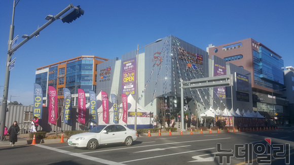 ▲ '진주혁신도시 중흥S-클래스 센트럴 애비뉴' 홍보관 및 '진주혁신도시 중흥S-클래스 더퍼스트' 견본주택 전경. ⓒ성재용 기자