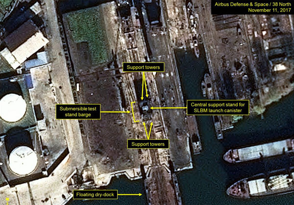 美'38노스'가 공개한, 대동강 인근 남포 해군조선소 사진. 중앙이 미사일 발사대와 관련시설로 보이는 건조물이다. ⓒ美38노스 관련보도 화면캡쳐.