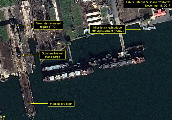 ▲ 美'38노스'가 공개한 남포항 사진. 왼쪽 드라이 도크 옆으로 화물선처럼 보이는 선박 2척이 정박해 있다. 이곳은 北해군 조선소다. ⓒ美38노스 관련보도 화면캡쳐.