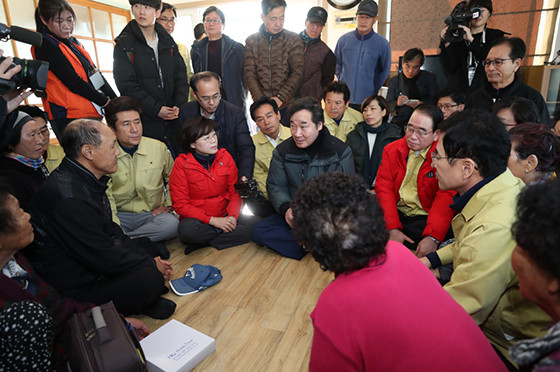▲ 이낙연 국무총리가 지난 3일 지진 발생이후 두 번째로 포항을 찾아와 지진피해 주민을 만나고 있다.ⓒ포항시