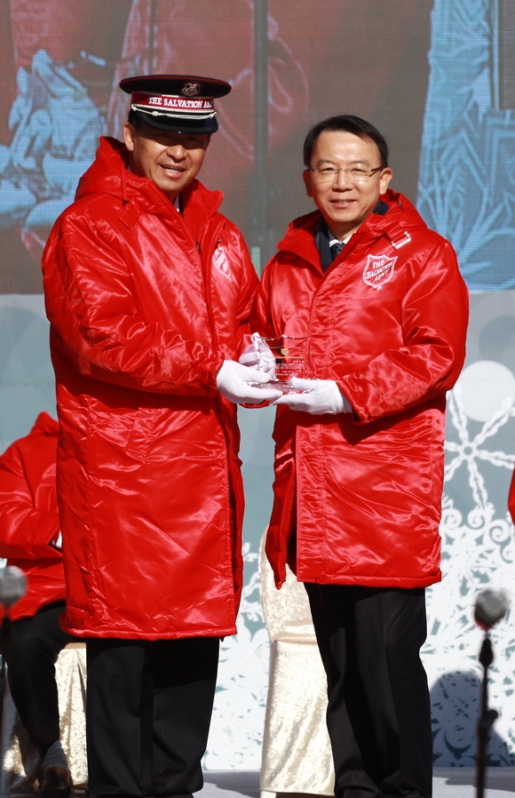 ▲ 오성엽 롯데지주 커뮤니케이션실장(오른쪽)이 1일 광화문광장에서 진행된 구세군 자선냄비 시종식에서 김필수 한국구세군 사령관으로부터 Gold Shield Donor 감사패를 전달 받고 있다. ⓒ롯데