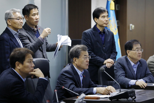 ▲ 문재인 대통령이 지난 3일 영흥도 낚싯배 전복 관련 대응을 위해 국가위기관리센터를 찾은 모습. ⓒ청와대 제공