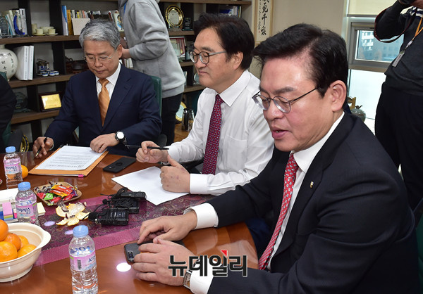 ▲ 더불어민주당 우원식, 자유한국당 정우택, 국민의당 김동철 원내대표가 4일 오전 의원회관 우원식 의원실에 굳은 표정으로 모여앉아 예산안 관련 협의를 준비하고 있다. ⓒ뉴데일리 이종현 기자