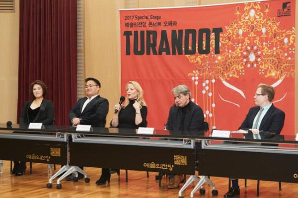 ▲ (왼쪽부터)소프라노 서선영, 테너 박성규, 소프라노 리즈 린드스트롬, 지휘 줄리안 코바체프, 연출 스티븐 카르.