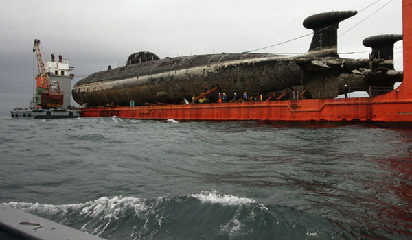 구형 핵추진 잠수함들을 플로팅 도크로 옮기는 극동 러시아 조선소의 모습. 러시아가 북한 문제에 큰 소리를 낼 수 있는 이유 가운데 하나는 극동 지역의 핵전력이다. ⓒ러시아 스푸트니크 뉴스 조선관련 보도화면 캡쳐.