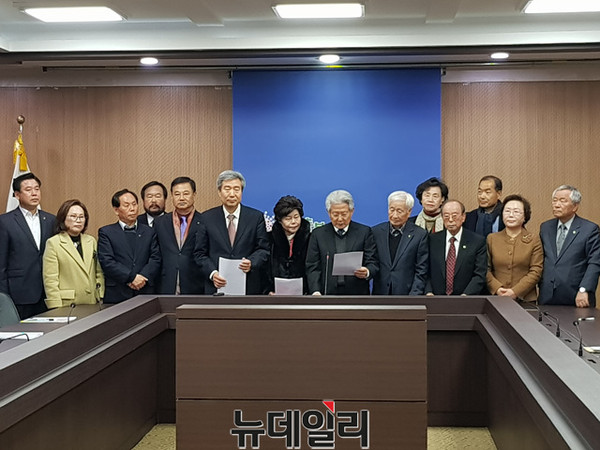 ▲ 균형발전지방분권충북본부 등 지역 시민사회단체가 4일 충북도청에서 기자회견을 열고 청주공항을 모기지로하는 항공사 설립 승인을 촉구했다.ⓒ김종혁 기자