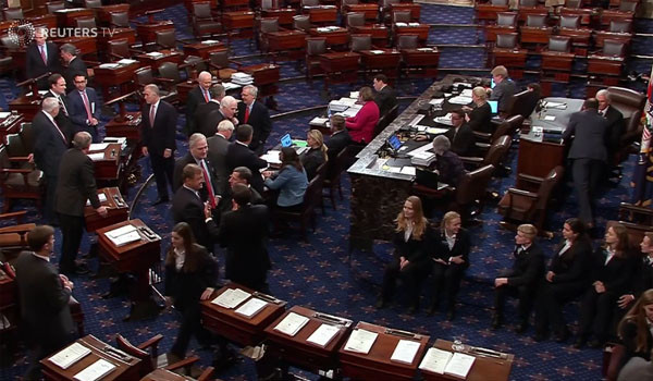 ▲ 지난 2일(현지시간) 트럼프 美대통령의 세제개혁안 통과를 두고 논의 중인 美상원 본 회의장. ⓒ英로이터TV 관련보도 화면캡쳐.