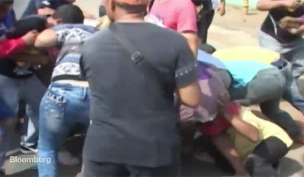 ▲ 소위 '보편적 복지'와 높은 법인세 등으로 자유시장경제를 무너뜨린 베네수엘라의 2016년 폭동 장면. 식량을 차지하기 위해 싸우는 모습이다. ⓒ美블룸버그 통신 관련보도 화면캡쳐.