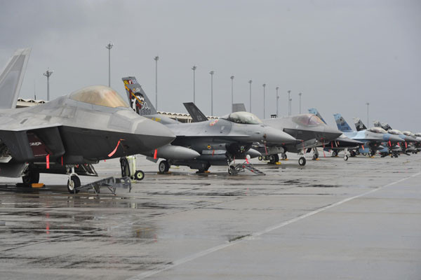 틴달 美공군기지에 주기해 있는 F-22 랩터 스텔스 전투기와 F-16C 팰콘 전투기들. 같은 기종의 전투기들이 현재 한반도에 와 있다. ⓒ美공군 공개사진.