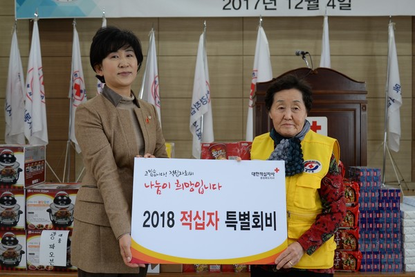 ▲ 2018 적십자 특별회비를 전달하고 기념촬영을 하는 김신숙 봉사원(우), 허부자 사무처장.(좌)ⓒ대한적십자사 충북도지사