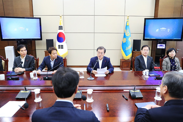 ▲ 문재인 대통령이 4일 수석보좌관회의를 주재하는 모습. ⓒ청와대 제공