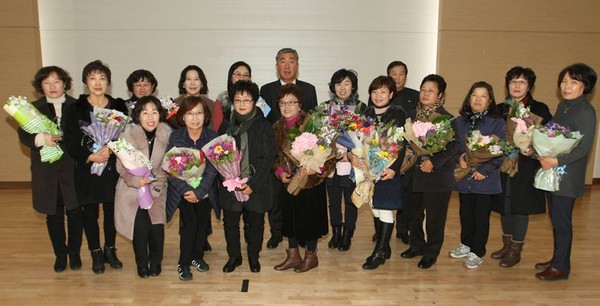 ▲ 충북 청주시가 4일 장기근속 이통장에 대해 공로패를 수여했다.ⓒ청주시