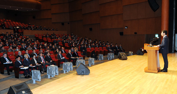 ▲ 안희정 충남도지사가 4일 ‘12월 행복한 직원 만남의 날’ 행사에서 인사말을 하고 있다.ⓒ충남도