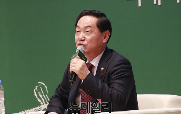 ▲ 김상곤 교육부장관겸 사회부총리가 4일 충북교육청에서 열린 ‘충북 학부모와 소통&공감 콘서트’에서 교육정책을 설명하고 있다.ⓒ김종혁 기자