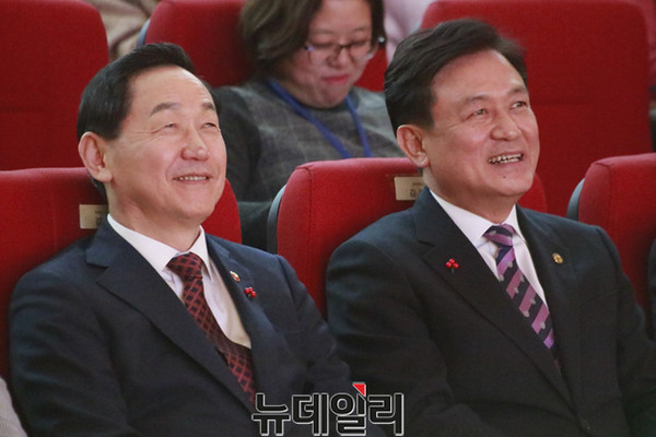 ▲ 김상곤 교육부장관겸 사회부총리와 김병우 충북교육감.ⓒ김종혁 기자