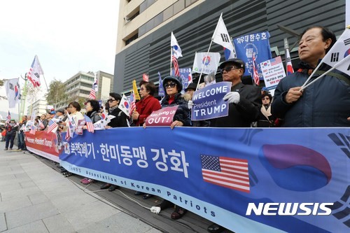 ▲ 자유애국모임 회원들이 지난달 6일 서울 광화문 미국대사관 인근 도로에서 트럼프 미국 대통령 방한 환영 기자회견을 하고 있다. ⓒ뉴시스