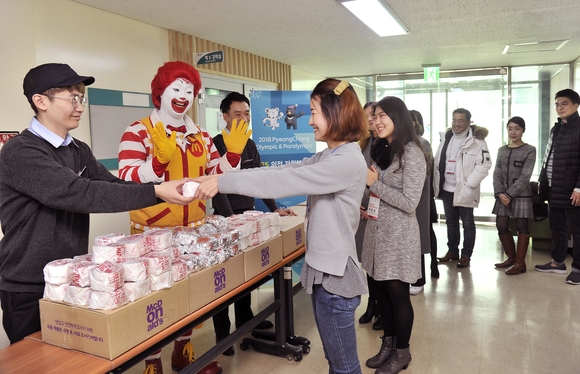 ▲ 맥도날드, 평창올림픽 자원봉사자들에게 행복의 버거 450세트 전달. ⓒ맥도날드