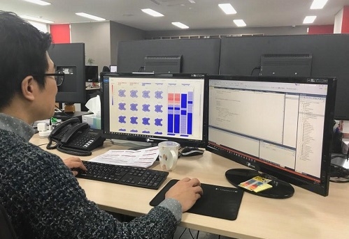 ▲ 포스코건설 직원이 빔 기반 초고층 연돌효과 해석 시스템으로 초고층 빌딩에서 발생하는 연돌효과가 건물에 미치는 영향을 분석하고 있다. ⓒ포스코건설