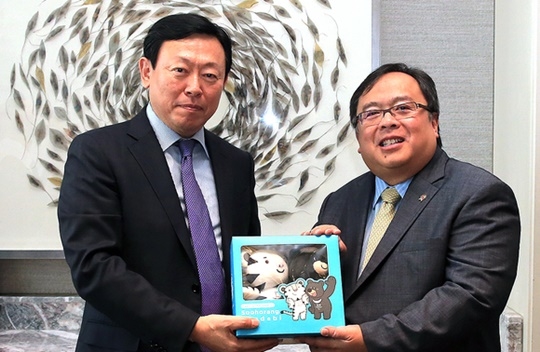 ▲ 신동빈 한-인도네시아동반자협의회 경제계 의장(왼쪽)이 밤방 브로조네고로 인도네시아 국가개발기획부 장관(오른쪽)과 면담을 가진 뒤 기념선물을 전달하고 있다. ⓒ롯데