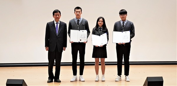 ▲ 왼쪽부터 진영 국회의원, 이문펜 동아리 소속 오희진(2학년), 박정선(2학년), 손영현 학생.(2학년)ⓒ대전교육청