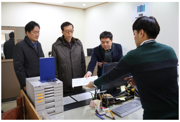 ▲ 지난 4일 '한반도 인권과 통일을 위한 변호사 모임'이 서울중앙지검을 찾아 서훈 국정원장에 대한 고발장(국정원법상 공무상 비밀누설 혐의)을 제출하고 있다. ⓒ한변 홈페이지