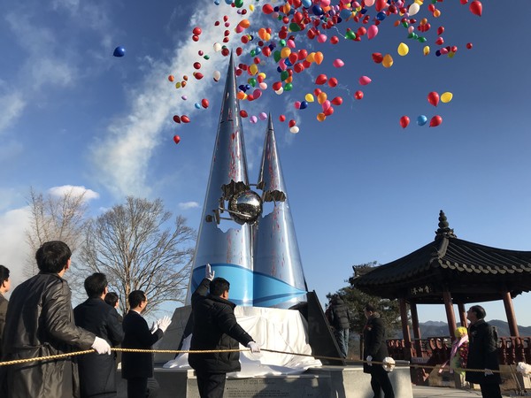 ▲ 5일 오후에 거행된 천년탑 제막식 장면.ⓒ옥천군