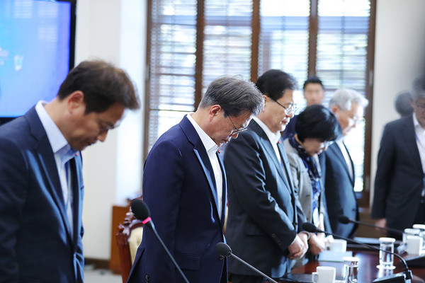 ▲ 문재인 대통령이 지난 4일 청와대 수석보좌관회의를 주재하기 앞서 인천 영흥도 낚싯배 전복사고 희생자를 위로하기 위해 묵념하는 모습. ⓒ청와대 제공