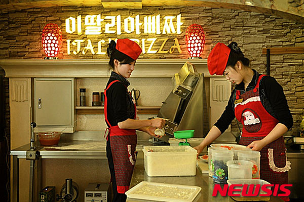 ▲ 북한 평양의 한 피자가게. 피자 한 판이 북한돈 3만 원으로 일반 주민의 월급 몇 배에 해당하기 때문에 노동당 고위간부 가족이나 '돈주'가 아니면 사먹을 수가 없다고 한다. ⓒ뉴시스. 무단전재 및 재배포 금지.