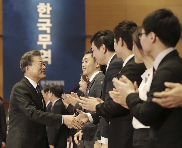 ▲ 문재인 대통령이 5일 무역의날 행사에 참석해 정부 관계자 및 기업인들과 만나고 있다. ⓒ청와대