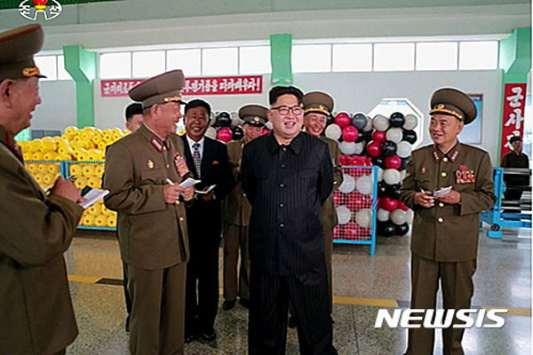 ▲ 2016년 7월 인민군 산하 어구 공장을 찾은 김정은. 북한의 수출용 수산물 대부분은 북한군과 노동당 중앙기관 소속 어업사업소들이 차지한다. ⓒ뉴시스. 무단전재 및 재배포 금지.