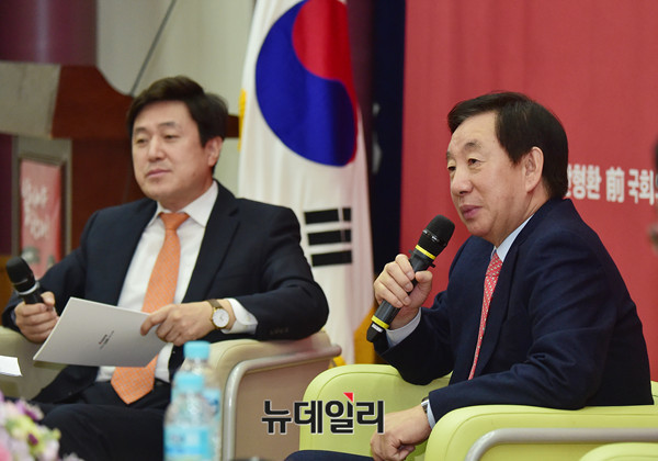 ▲ 자유한국당 김성태 의원이 5일 의원회관에서 열린 시국토크콘서트에서 발언하고 있는 가운데, 사회를 맡은 안형환 전 의원이 함께 나란히 청중을 응시하고 있다. ⓒ뉴데일리 이종현 기자