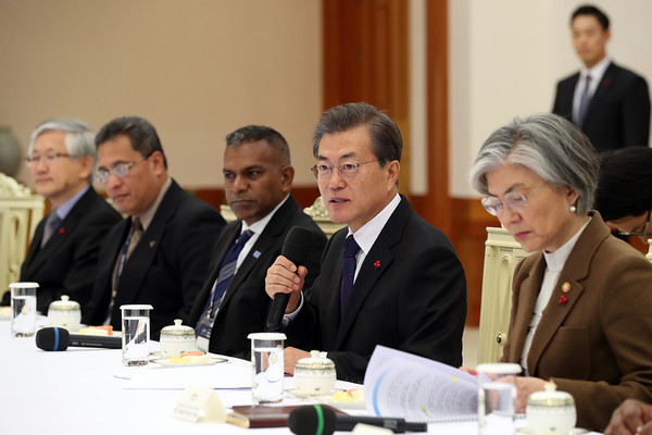 ▲ 문재인 대통령이 5일 한-태평양도서국 외교장관회의 참석자를 접견하는 모습. ⓒ청와대 제공