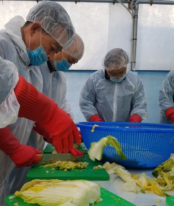 ▲ 웰컴금융그룹 계열사 임직원 100여명은 지난 2일 경기 광주 한사랑마을에서 장애인에게 제공할 김장 김치 1000kg을 만들었다. ⓒ웰컴금융그룹