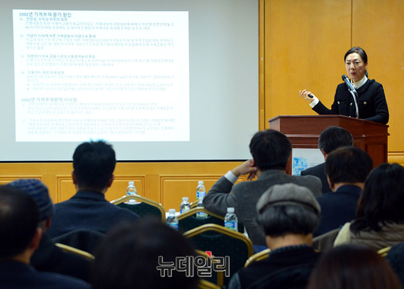 ▲ 최현자 서울대 소비자학과 교수가 5일 서울 중구 은행회관에서 개최된 서민금융포럼에 참석해 '가계부채 문제와 재무상담의 역할'이란 주제로 발표를 하고 있다. ⓒ뉴데일리