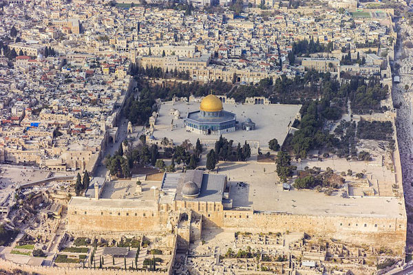 이스라엘 예루살렘 항공사진. 중앙에 보이는 것이 '성전산(Temple Mt)'에 지은 이슬람 성원이다. ⓒ위키피디아 공개사진.