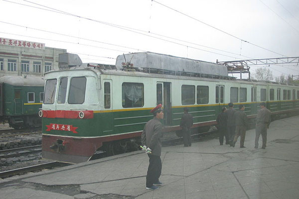▲ 지난 1일 北함경북도 회령시 전거리 역에서 열차 탈선사고가 발생, 수십 명이 사망했다고 한다. 사진은 평양역에 정차한 열차들. 철로는 물론 열차도 매우 낡았다. ⓒ위키피디아 공개사진.