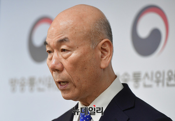 ▲ 6일 오전 정부과천청사에 위치한 방송통신위원회 기자실에서 '제4기 방통위 정책과제'를 발표하고 있는 이효성 방통위원장.ⓒ뉴데일리 정상윤 기자