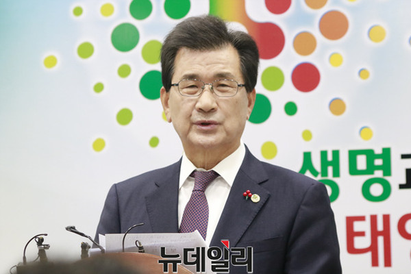 ▲ 이시종 충북도지사가 6일 도청에서 기자회견을 열고 내년도 정부예산 확보 상황을 설명하고 있다.ⓒ김종혁 기자