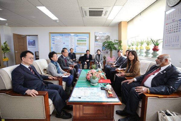 ▲ 미국 에버렛대학 비사칸 가네슨 부총장 일행이 6일 충북도립대학을 방문해 공병영 총장과 환담하고 있다.ⓒ충북도립대