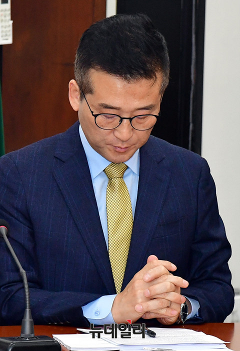 ▲ 의원직을 상실한 국민의당 최명길 전 최고위원이 6일 오전 최고위원회의에 참석해 생각에 잠겨 있다. 최명길 전 최고위원의 의원직 상실로 서울 송파을에서는 내년 6월 13일에 재선거가 치러지게 됐다. ⓒ뉴데일리 이종현 기자