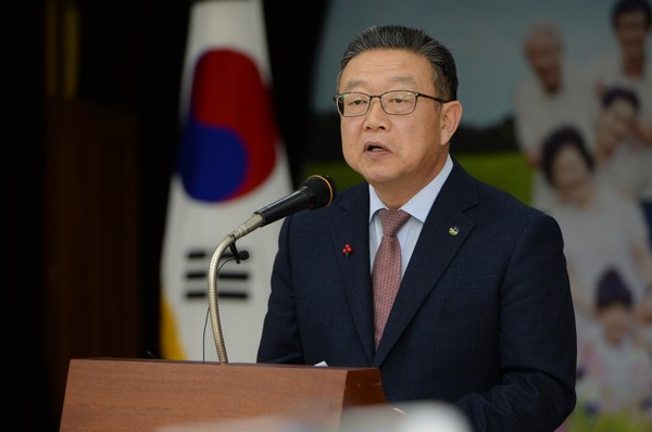 ▲ 이필용 음성군수가 5일 음성군체육회 사무국장의 갑질 횡포와 관련, 기자회견을 열고 책임을 통감한다며 사과발언을 하고 있다.ⓒ음성군