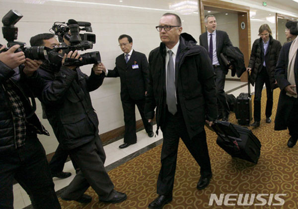 ▲ 지난 5일 北평양에 도착할 당시 제프리 펠트먼 유엔 정무담당 사무차장과 그 일행들의 모습. ⓒ뉴시스-AP. 무단전재 및 재배포 금지.