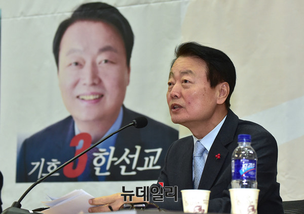 자유한국당 한선교 의원이 6일 오전 의원회관에서 열린 중립후보 단일화 토론회에 참석해 지지를 호소하고 있다. ⓒ뉴데일리 이종현 기자