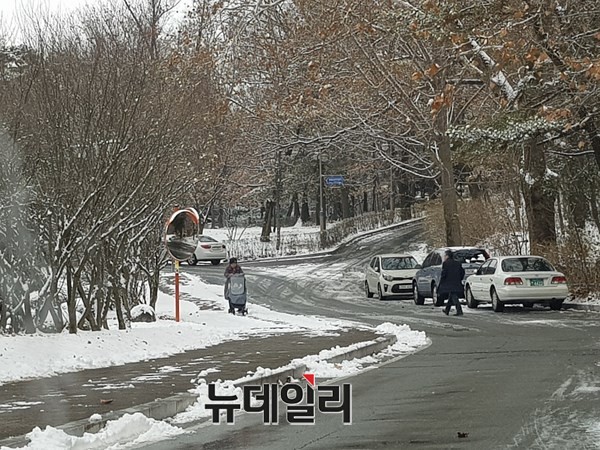 ▲ 사진은 6일 오전 눈이 내린 충북대학교 캠퍼스 모습이다.ⓒ김정원 기자