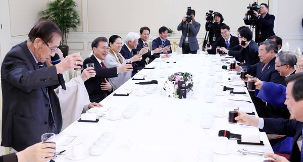 ▲ 문재인 대통령이 6일 종교지도자들과 건배를 하고 있다. ⓒ뉴시스
